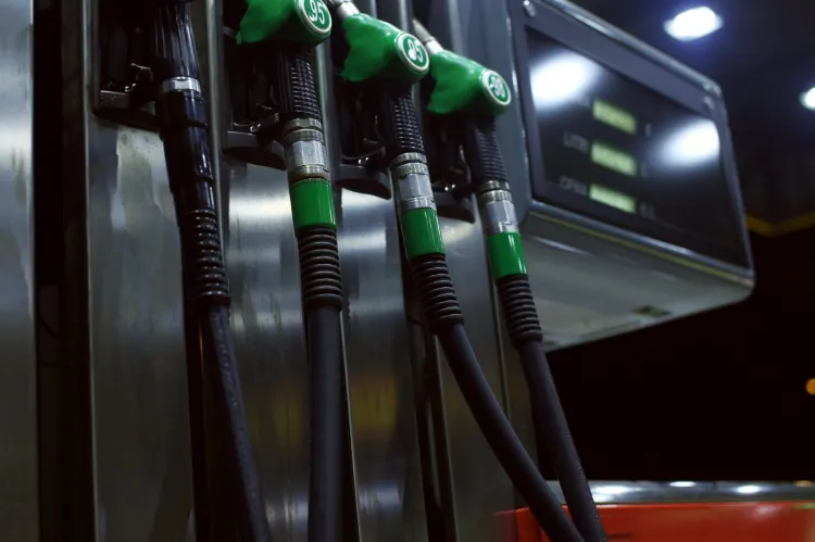 Cena litra paliwa zawiera w sobie kilka opłat dodatkowych. 