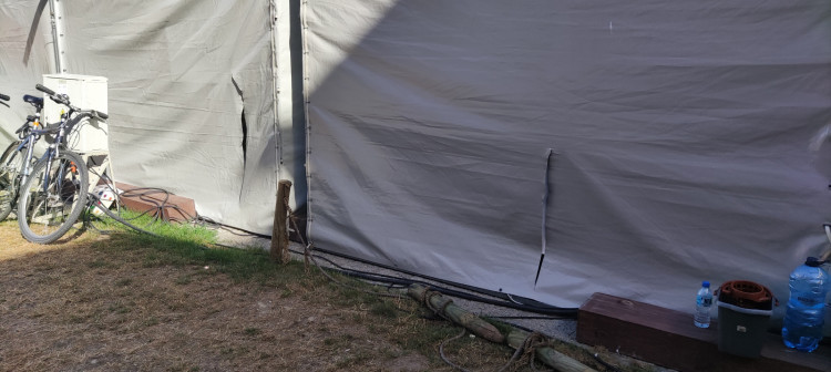Zdjęcia pociętych namiotów przesłane na Raport z Trójmiasta.