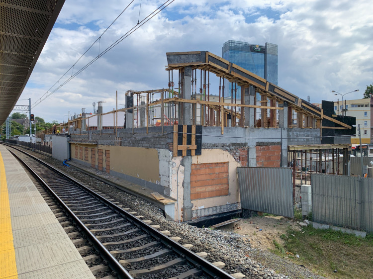 Nowy budynek dworca we Wrzeszczu jest już widoczny. Mimo że praca wre, to nie uda się dotrzymać pierwotnego terminu zakończenia budowy. 