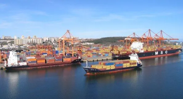 Do Gdyni mogą obecnie zawijać kontenerowce o pojemności do 6 tys. TEU i zanurzeniu do 13 metrów. 
