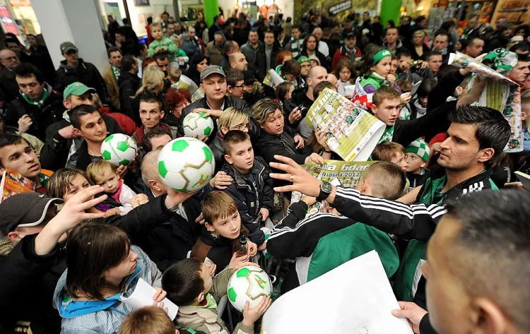 Luka Vućko podobnie jak reszta piłkarzy biało-zielonych, cierpliwie rozdawał autografy podczas czwartkowej prezentacji.
