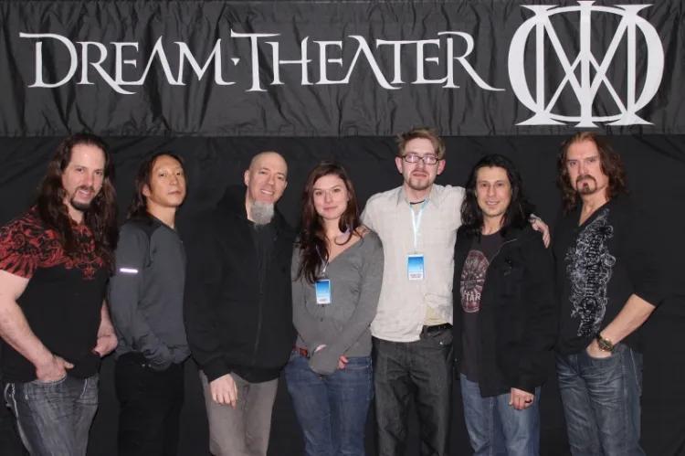 Zespół Dream Theater z pomysłodawcą projektu "Symphonic Theatre of Dreams", Michałem Mierzejewskim (trzeci od prawej) i jego asystentką, Aleksandrą Mularczyk.