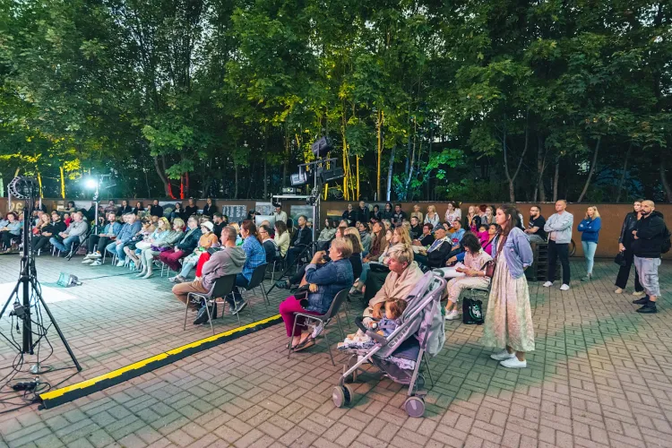 Festiwal Pociąg do Miasta odbywa się w dniach 8-13 sierpnia w miejscach nieoczywistych, na podwórzach i placach znajdujących się w centrum Gdyni. Każdego wieczoru spektakle rozpoczynają się o godz. 21.
