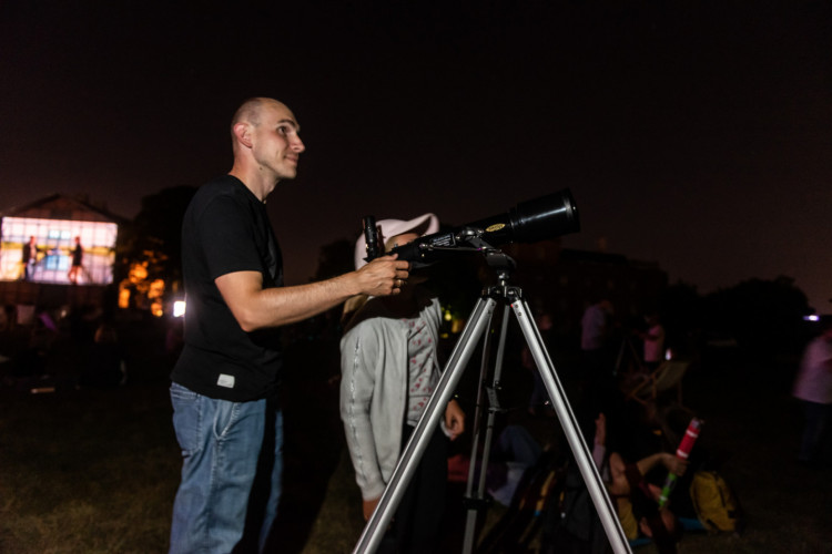 Coraz więcej osób interesuje się zjawiskami astronomicznymi i chce oglądać je na nocnym niebie. Piątkowe wydarzenie będzie znakomitą okazją, aby dowiedzieć się jeszcze więcej.  