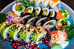 Sushi to wdzięczny temat do eksperymentowania, jeden nietypowy składnik potrafi zmienić smak całej rolki.