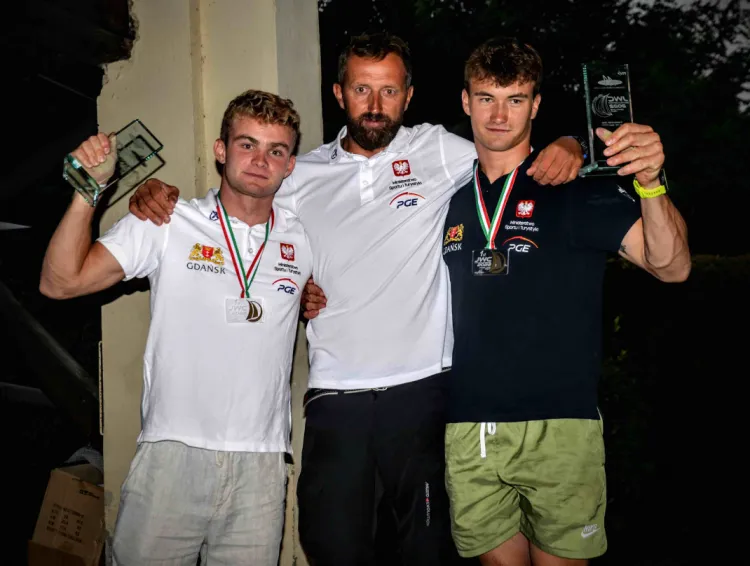 Mikołaj Staniul i Jakub Sztorch, dwukrotni mistrzowie świata juniorów w klasie 49er wraz z trenerem Arkadiuszem Fedusio.