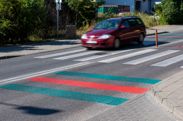 Zielono-czerwone pasy mają poprawić bezpieczeństwo na przejściach dla pieszych przy gdańskich szkołach.