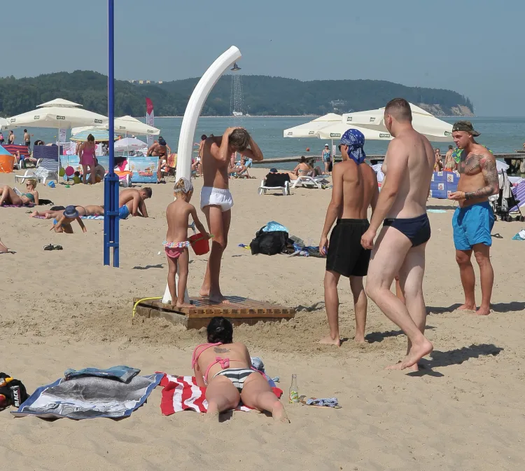 Natrysk na plaży w Sopocie. Lato 2015.