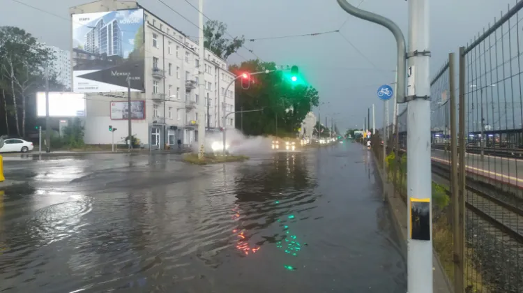 Po burzy część ulic w Trójmieście zostało zalanych. Na zdjęciu ul. Morska.