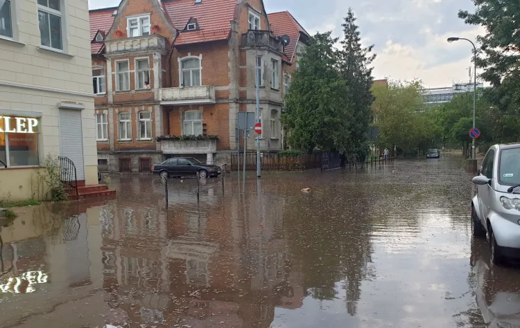 W poniedziałek ul. Bohaterów Getta Warszawskiego znalazła się pod wodą, co znów wywołało falę pytań i komentarzy dotyczących zasadności budowy tam linii tramwajowej.