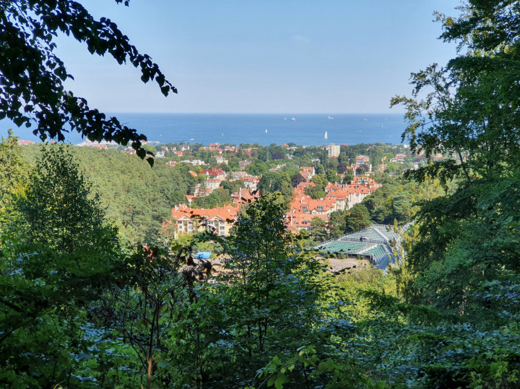 Widok na Sopot i zatokę z Zajęczego Wzgórza nad Stadionem Leśnym w Sopocie. 