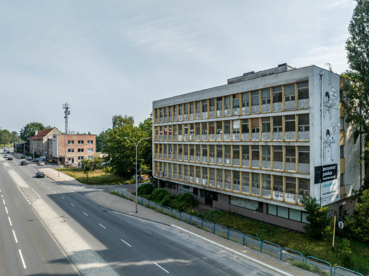 Charakterystyczny budynek ZREMB-u przy Trakcie św. Wojciecha i znajdujące się za nim hale produkcyjne zostaną zaadaptowane na potrzeby sądu rejonowego.