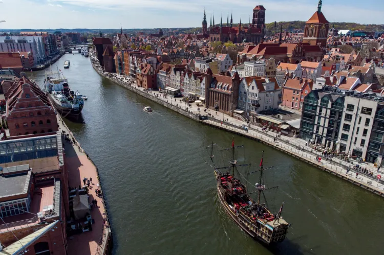 Długie Pobrzeże, jedno z najpopularniejszych miejsc do spacerowania i podziwiania Gdańska, czeka na gruntowy remont od lat.