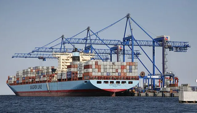 W styczniu 2010 roku firmy Maersk i DCT ustanowiły regularne połączenie pomiędzy Dalekim Wschodem i Gdańskiem, obsługiwanym przez statki o pojemności 8 tys.TEU. Następnie w ramach pierwszego regularnego połączenia z Morzem Bałtyckim wprowadzono statki klasy E (do 15,5 tys.TEU).