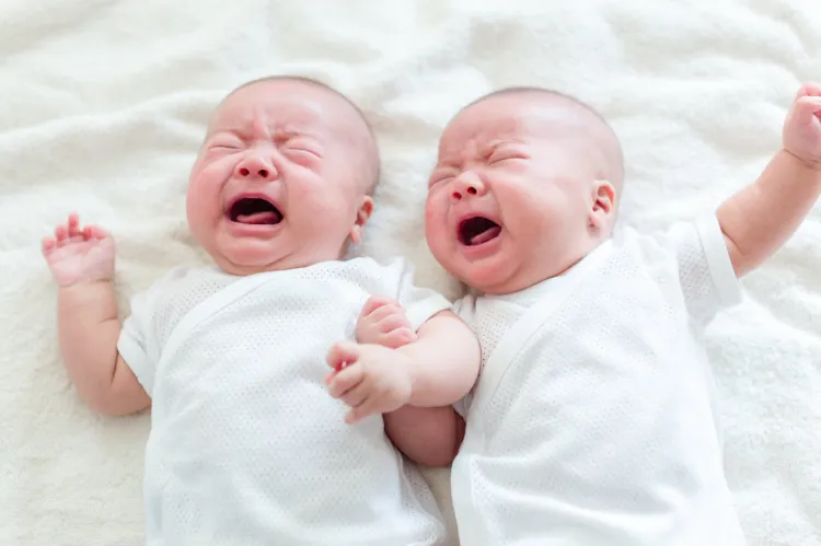 Ciąża bliźniacza przypada średnio raz na 80 urodzeń. Zdjęcie poglądowe. 