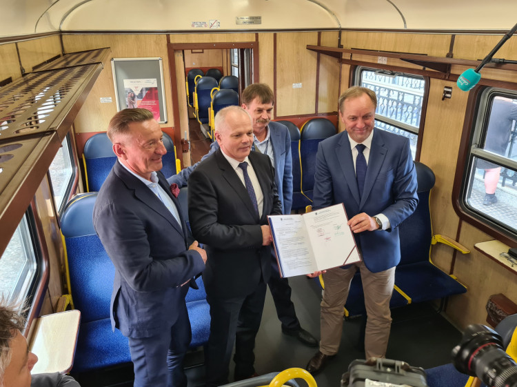 Umowa zakłada dostawę dwóch pociągów elektrycznych do końca przyszłego roku, a docelowo 29 kolejnych.