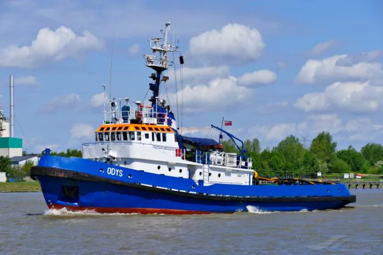 Dźwig przewożony był przez holownik Odys z Gdyni do Szczecina.