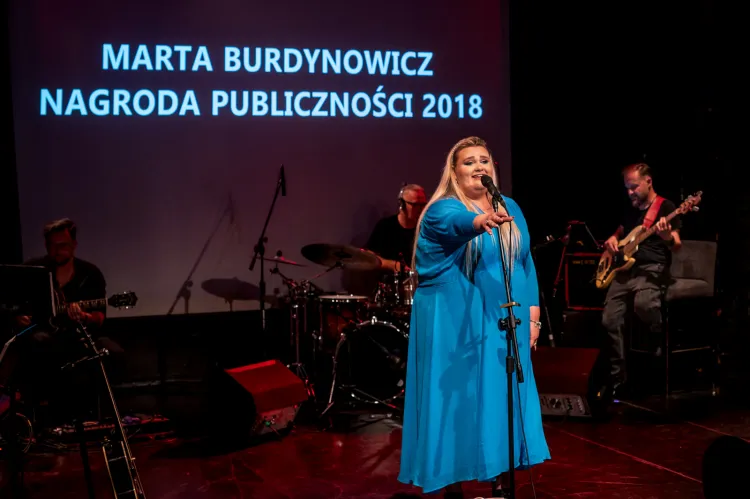 Jedną z laureatek Nagrody Publiczności Konkursu "Pamiętajmy o Osieckiej", która występuje podczas "MumiOsiecka", jest Marta Burdynowicz (zwyciężczyni ostatniej edycji "The Voice of Poland" i artystka występująca w musicalach Teatru Muzycznego w Gdyni).