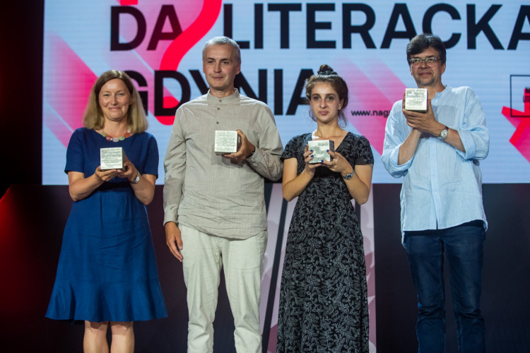 Gala Nagrody Literackiej Gdynia 2022. Laureaci od lewej: Agnieszka Gajewska, Krzysztof Bartnicki, Justyna Kulikowska, Maciej Świerkocki. 