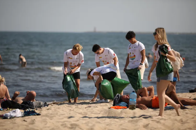 Wolontariusze w ramach akcji "Czysty Bałtyk" zebrali z plaż ponad pół tony śmieci.