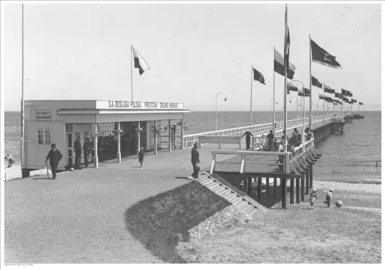 Budynek przystani "Żeglugi Polskiej" w Orłowie Morskim. Widoczne molo oraz spacerowicze. Zdjęcie z 1935 r.