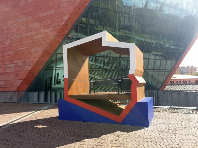 Jedna z ławek prezentujących realizację polskich inwestycji stanęła w Gdańsku, przed Muzeum II Wojny Światowej.