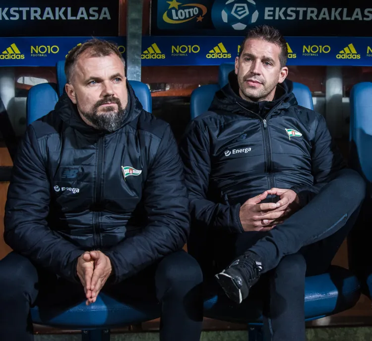 Trzykrotnie w dotychczasowym układzie właścicielskim Lechia Gdańsk decydowała się na powierzenie drużyny współpracownikowi zwolnionego trenera. Najdłużej w takiej roli wytrwał Adam Owen (z prawej). Ile czasu dostanie Maciej Kalkowski (z lewej)?