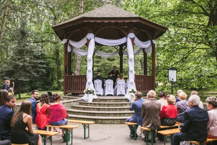Ślub w altanie w parku Oliwskim.