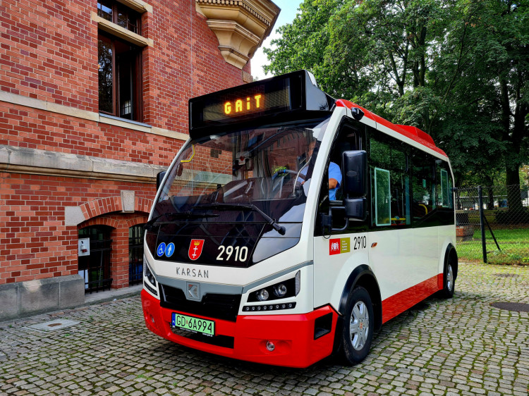 Nowe minibusy elektryczne będą obsługiwały linię 100.