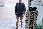 Poszukiwani w związku z kradzieżą perfum.