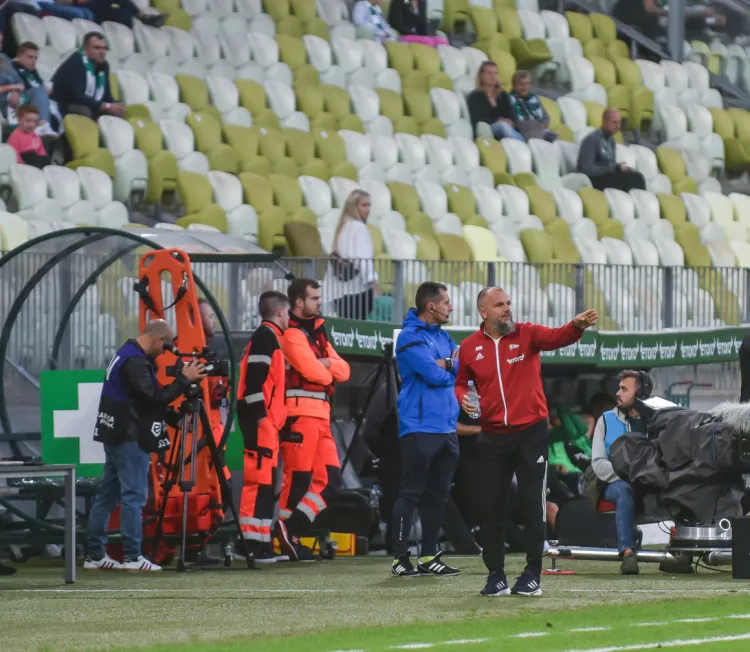 Lechia Gdańsk "kupiła" trochę czasu, ale wszyscy czekają na konkretne decyzje, co do przyszłości tak właścicielskiej, jak i obsady stanowisk we władzach klubu oraz w sztabie trenerskim. 