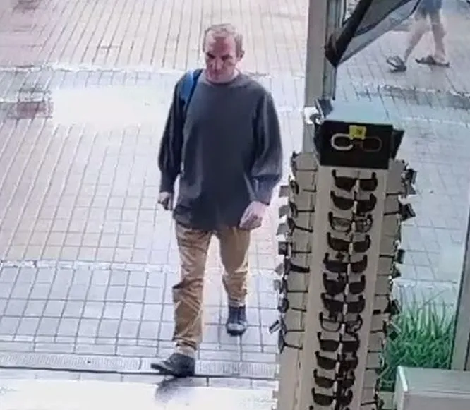 Poszukiwani w związku z kradzieżą perfum.