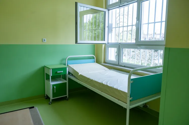Czy pacjent izolowany w szpitalu psychiatrycznym może liczyć na intymne warunki?