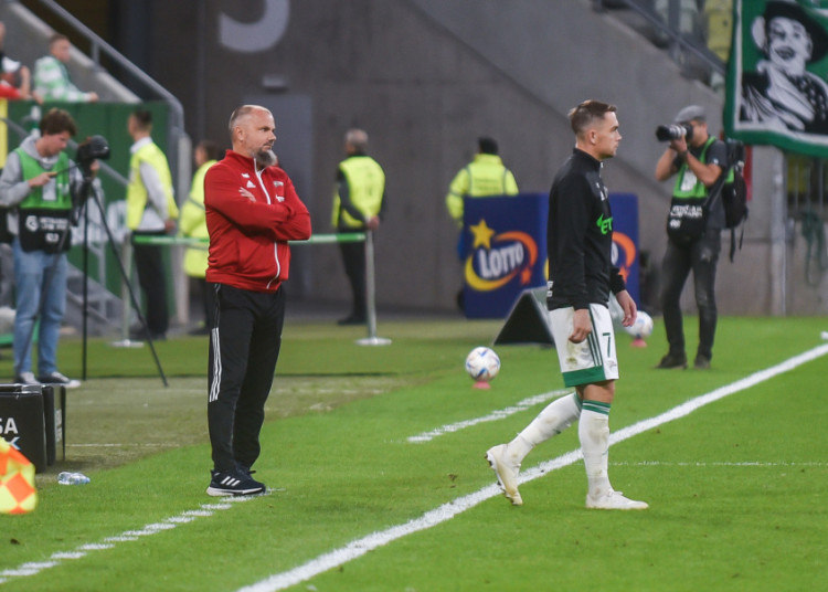 Maciej Kalkowski (z lewej) nie pozostanie na stanowisku Lechii Gdańsk na stałe bez pomocy piłkarzy. Ostatnim, który strzelił gola, jest Maciej Gajos (z prawej). Drużyna na bramkę czeka od 223 meczowych minut.
