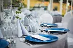 Hotel Aqua Sopot mieści się zaledwie 250 m od plaży, co  sprzyja pięknym plenerom ślubnym. Młode Pary, które wybrały Hotel Aqua Sopot, najczęściej decydują, że ich ceremonia ślubna odbędzie się bezpośrednio na plaży. Przyjęcia weselne organizowane są tu do 60 osób.