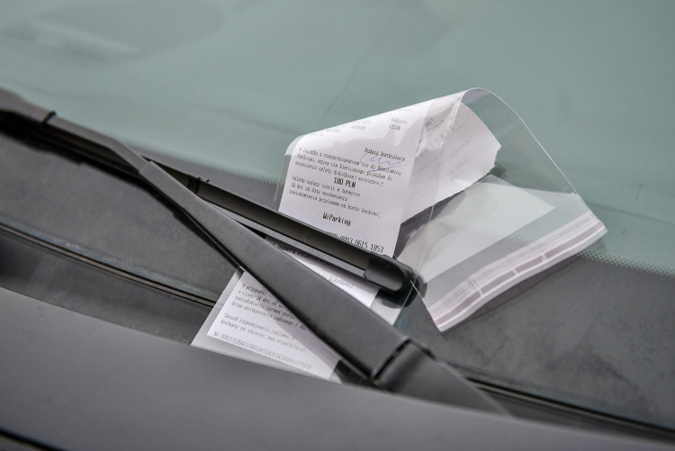 Nowy właściciel auta otrzymał mandat za brak biletu parkingowego, ale to poprzedni posiadacz musi się tłumaczyć.