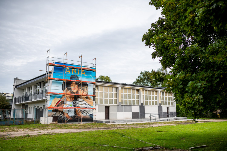 Mural - plakat reklamujący film "Ania" o życiu Anny Przybylskiej powstaje na ścianie IX Liceum Ogólnokształcącego w Gdyni-Orłowie. Uroczyste otwarcie odbędzie się 14 września. 