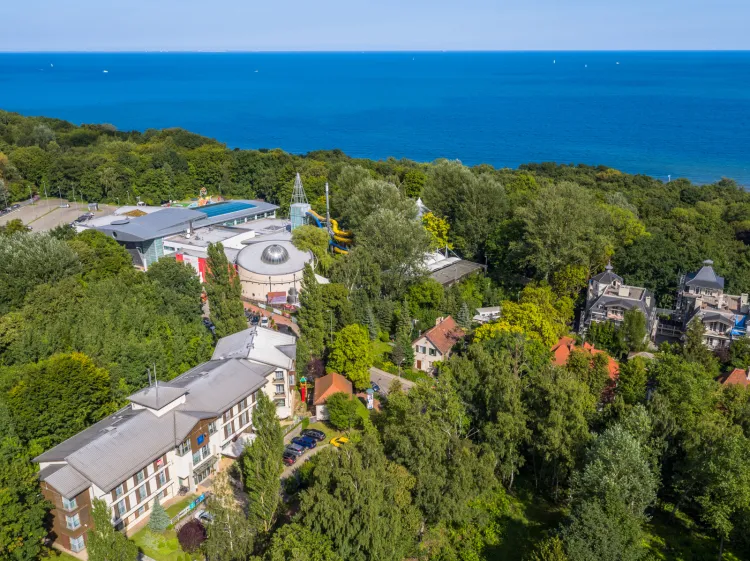 Hotel Aqua Sopot mieści się zaledwie 250 m od plaży, w malowniczej okolicy i bliskości Zatoki Gdańskiej. 