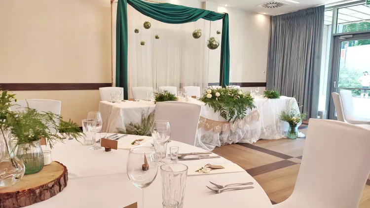 Hotel Arkon Park oferuje możliwość organizacji wesela do 100 osób, na co pozwalają przestronne, ale jednocześnie przytulne i klimatyczne wnętrza hotelu.