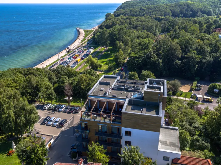 Ujęcie hotelu Różany Gaj z góry pokazuje w jak malowniczym miejscu jest zlokalizowany. 