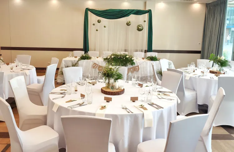 Hotel Arkon Park oferuje możliwość organizacji wesela do 100 osób, na co pozwalają przestronne, ale jednocześnie przytulne i klimatyczne wnętrza hotelu.