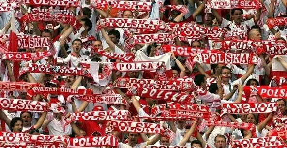 Ponad 100 tysięcy zgłoszeń na nieco ponad 6 tysięcy biletów - takim zainteresowaniem cieszyła się ostatnia pula wejściówek na grupowe mecze Polaków.