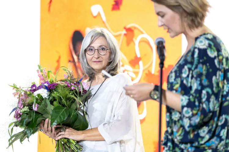 Laureatką tegorocznej Nagrody Literacka Podróż Hestii została Roksana Jędrzejewska-Wróbel za książkę "Stan splątania".