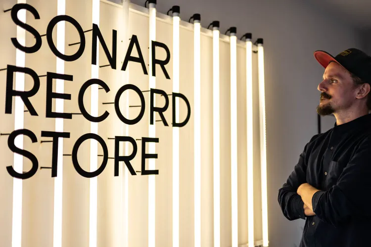 Sonar Record Store, który założył Przemek Dremo, to jedyne takie miejsce w Trójmieście. Można tu kupić płyty, posłuchać muzyki, porozmawiać z pasjonatami. Ale odbywają się tu także koncerty lokalnych wykonawców, które będzie można niebawem obejrzeć na YouTubie.