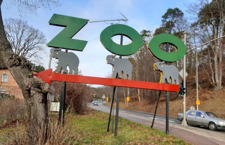 Ten charakterystyczny znak musiał zostać usunięty z ul. Spacerowej z powodu żądań wspólnoty mieszkaniowej, których zoo nie było w stanie spełnić.