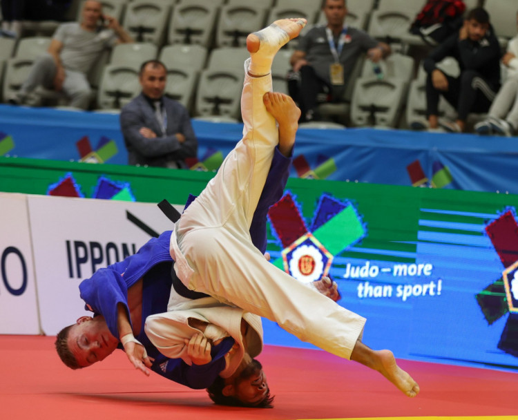 Ksawery Ignasiak (niebieska judoga) w finałowej walce o tytuł mistrza Europy juniorów z Azerem Turamą Bayramovem.