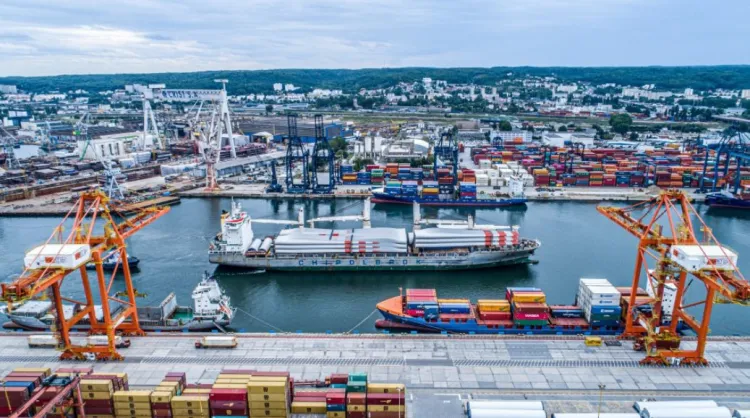 Dziś Port Gdynia jest prężnie działającym przedsiębiorstwem. Szacuje się, że wraz z portem w Gdańsku zapewnia ok. 10 proc. wszystkich przychodów państwa z podatków, ceł i akcyz. 