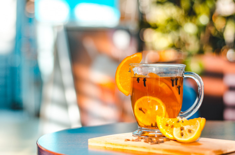 Herbaty i napary pełne aromatycznych dodatków to dobry sposób na rozgrzanie się w chłodny dzień. Nie dość, że pysznie smakują, to jeszcze wzmacniają odporność.