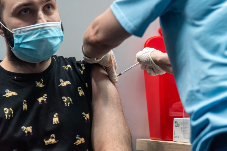 Realizacja szczepienia przeciw grypie wymaga skierowania, które w przyszłości mógłby wystawić farmaceuta.