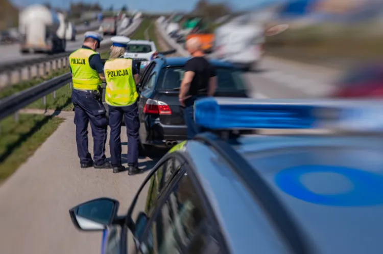 Kierowcy pojazdów uprzywilejowanych nie muszą stosować się do przepisów ruchu drogowego, ale muszą zachować szczególną ostrożność na drodze, nie narażając na niebezpieczeństwo innych uczestników.